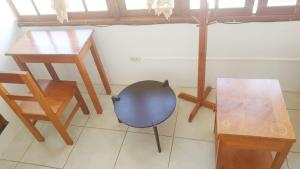 una camera con mobili in legno e un tavolo di Hospedaje Olguita a Oxapampa