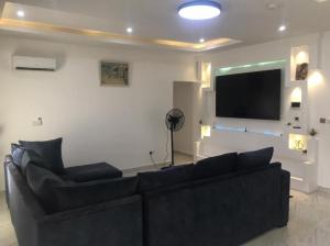 Μια τηλεόραση ή/και κέντρο ψυχαγωγίας στο BJ's SHORTLET OGOMBO ROAD