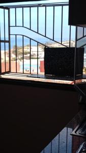 - une fenêtre offrant une vue sur la plage depuis un bâtiment dans l'établissement Miramar Surf Anza, à Agadir
