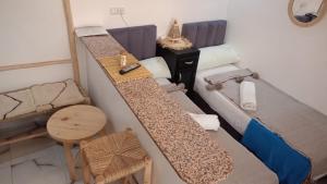 Cette chambre comprend 2 lits superposés et une table. dans l'établissement Miramar Surf Anza, à Agadir
