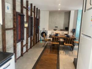 a kitchen and dining room with a table and chairs at Havuzlu ve jakuzili full eşyalı lüks villa in Bodrum City