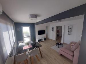 ラブにあるPetra Rooms and Apartmentsのソファとテーブルのあるリビングルーム