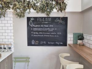萊瑟姆－聖安妮的住宿－The Snug Lytham，餐厅墙上的黑板菜单