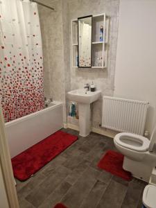 y baño con lavabo, aseo y ducha. en A stunning room in a 2 bed apartments in the heart of Medway, en Gillingham