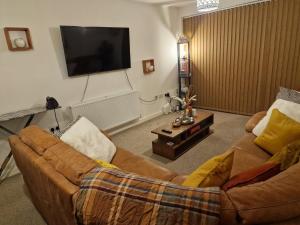 吉林漢姆的住宿－A stunning room in a 2 bed apartments in the heart of Medway，带沙发和平面电视的客厅