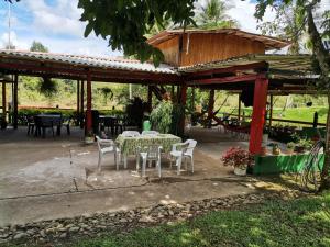 un patio con mesa y sillas en un pabellón en Munay Travel camp, en San Carlos