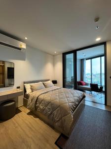 ein Schlafzimmer mit einem großen Bett und einem TV in der Unterkunft Apartment in Muang Pattaya in Pattaya South