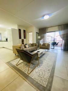 ein Wohnzimmer mit einem Sofa und einem Tisch in der Unterkunft Stunning 3Bed 2bath Oasis W King Bed in Midrand