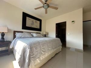 プエルト・バジャルタにある2BR condo in excellent location next to the beachのベッドと天井扇風機のある寝室 +29枚の写真