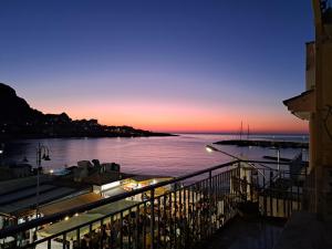 uitzicht op een waterlichaam bij zonsondergang bij La casetta al mare in Palermo