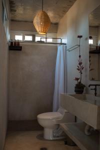 łazienka z toaletą i umywalką w obiekcie Hotel Perro Surfero Todos Santos w mieście Todos Santos