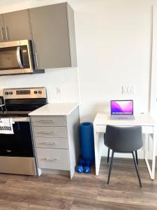 Gallery image of Modern Queen Room-Private Bathroom in Waterloo