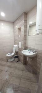 La salle de bains est pourvue de toilettes et d'un lavabo. dans l'établissement Апартамент-идеален център Ямбол, à Yambol
