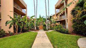 una pasarela frente a un edificio con palmeras en Beachview 206 Condominium Condo, en South Padre Island 25 fotos más
