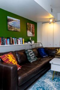 Posezení v ubytování 2B2B pet-friendly with views near dog park