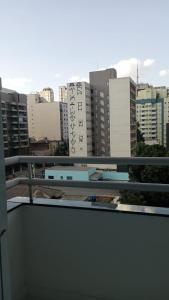 uma vista para a cidade a partir de uma varanda com edifícios em Flat Parque do Ibirapuera - Jardins em São Paulo