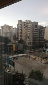 - une vue sur une ville avec de grands bâtiments dans l'établissement Flat Parque do Ibirapuera - Jardins, à São Paulo