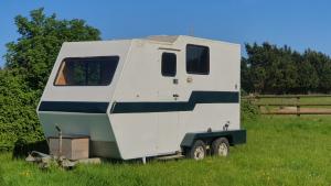 a blue and white trailer parked in a field at Trailor Escape GLAMPING POD - our converted horse box at Nelson Park Riding Centre - Birchington, Margte, Thanet, Ramsgate, Broadstairs, Sandwich, Herne Bay in Birchington