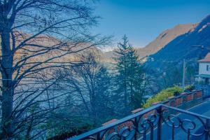balcón con vistas a la montaña en Blu Como Lake, en Como