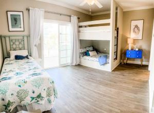 Een bed of bedden in een kamer bij Exquisite OCEAN VIEW POOL BEACH house