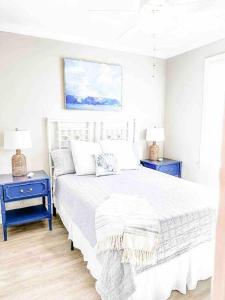 Een bed of bedden in een kamer bij Exquisite OCEAN VIEW POOL BEACH house