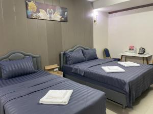 Postel nebo postele na pokoji v ubytování 2B Cozy Hostel ตรัง