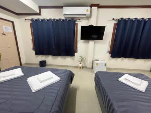 Postel nebo postele na pokoji v ubytování 2B Cozy Hostel ตรัง