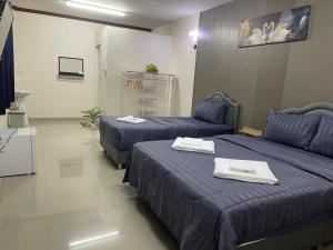 Postel nebo postele na pokoji v ubytování 2B Cozy Hostel ตรัง