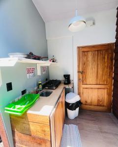 Kuchyň nebo kuchyňský kout v ubytování Apartamentos en el Centro de Puerto Viejo