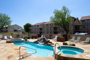 ein Swimmingpool mit Springbrunnen in einem Resort in der Unterkunft Urban Bungalow WW C301 in New Braunfels