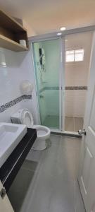 W łazience znajduje się prysznic, toaleta i umywalka. w obiekcie Vacation pool condo w mieście Ban Rangeng