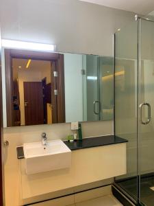 een badkamer met een wastafel en een spiegel bij Five Homes Hotel and Apartments in Abuja