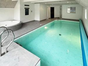 una gran piscina con bañera en un edificio en 10 person holiday home in N rre Nebel, en Lønne Hede