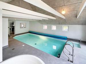 una piscina en un edificio con en 10 person holiday home in N rre Nebel, en Lønne Hede