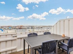 - Balcón con mesa y sillas y vistas al puerto en 4 person holiday home in Nibe en Nibe