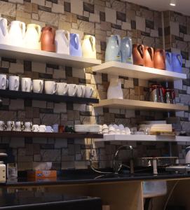 a room with shelves with ceramics on the wall at شقق زائر الشمال للشقق المخدومة in Hail