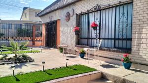 ein Gebäude mit einem Innenhof mit Topfpflanzen darauf in der Unterkunft Geranios in Ciudad Juárez