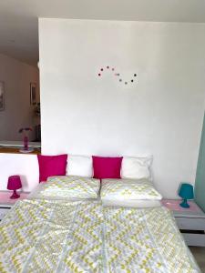 Postel nebo postele na pokoji v ubytování Lakeside apartment