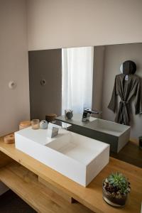 Naucelle的住宿－Ferme de Paulétou，浴室设有白色水槽和镜子