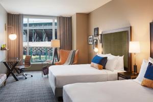 una camera d'albergo con 2 letti e una scrivania di Hotel Zachary, Chicago, a Tribute Portfolio Hotel a Chicago