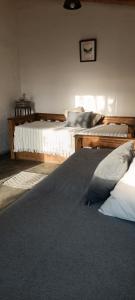 2 camas en una habitación con en Apartamento Cerrito en San Rafael