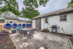 eine Terrasse mit einem Tisch und Stühlen neben einem Haus in der Unterkunft DT 323 Kessler Cottage in New Braunfels