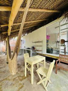a room with a hammock and a table and chairs at Casa Lorinda in Lo de Marcos