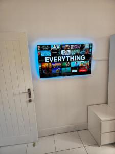 TV a/nebo společenská místnost v ubytování Belle Luxury Apartments