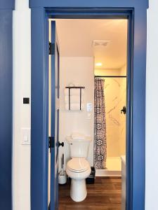 Ένα μπάνιο στο Werner Room 204, Hyland Hotel +7 φωτογραφίες