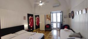 トッレ・ラピッロにあるun passo dal mareのベッド2台と天井ファンが備わる客室です。