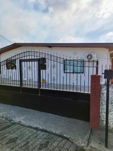 Piarco Airport Guest House في Piarco: مبنى امامه سياج