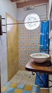 a bathroom with a sink and a shower at Villa Linda ApartaHotel in Jericó