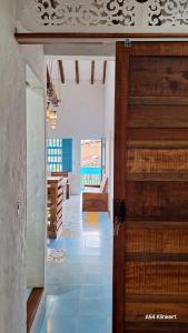 Habitación con puerta y habitación con mesa en Villa Linda ApartaHotel en Jericó