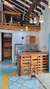 cocina con encimera y mesa con sillas en Villa Linda ApartaHotel en Jericó